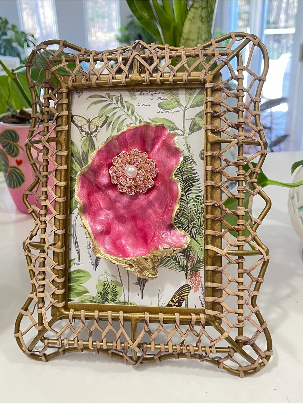 Hand painted framed oyster-shell. Flamingo or pearl:gold embellishment.